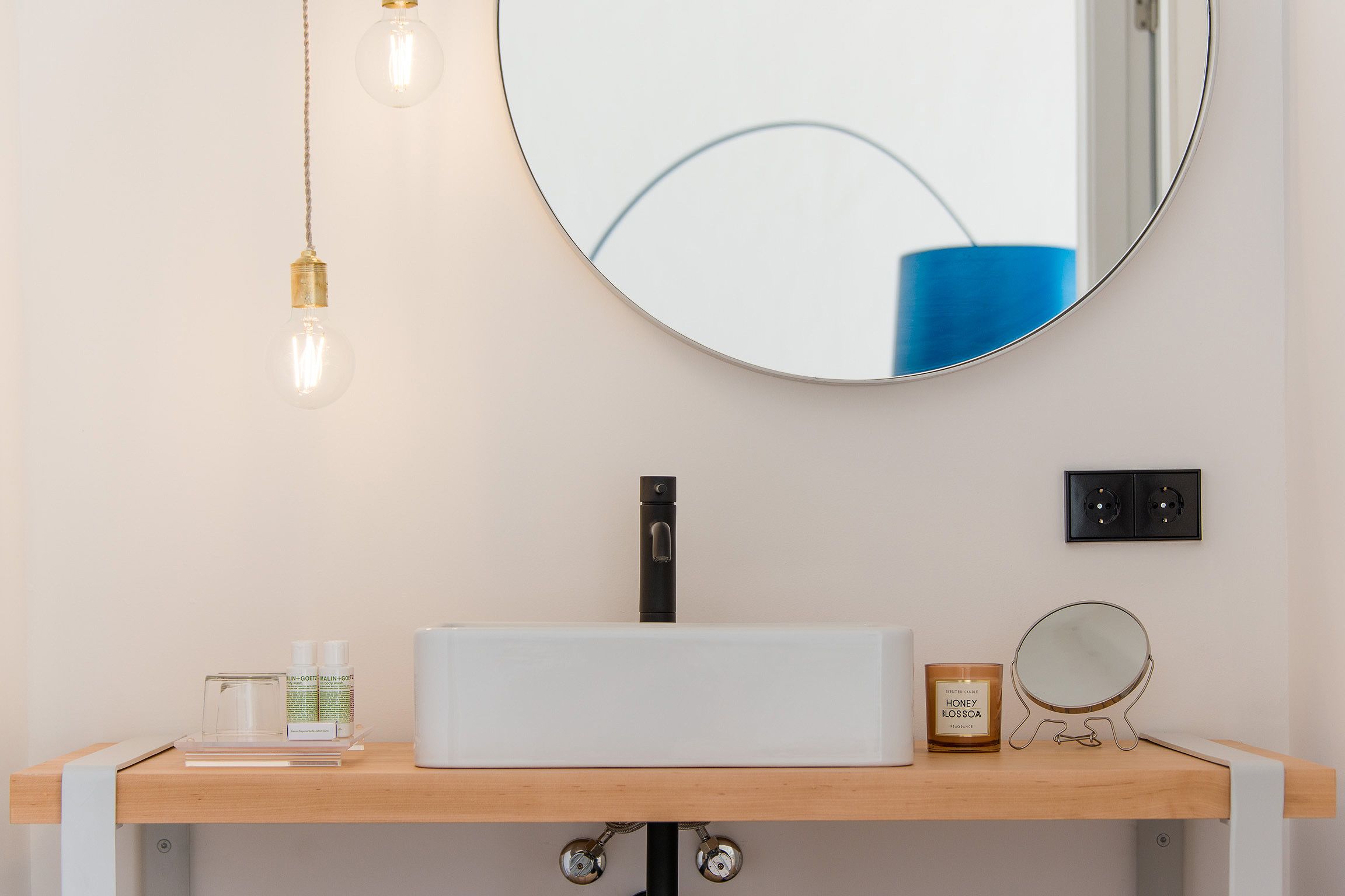 suite | bathroom sink