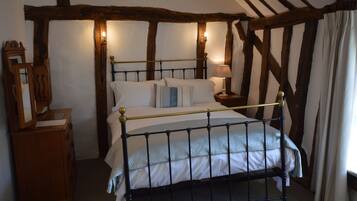 Habitación superior, 1 cama matrimonial | 1 habitación, escritorio, tabla de planchar con plancha y wifi gratis