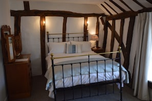 Habitación superior, 1 cama matrimonial | 1 habitación, escritorio, tabla de planchar con plancha y wifi gratis