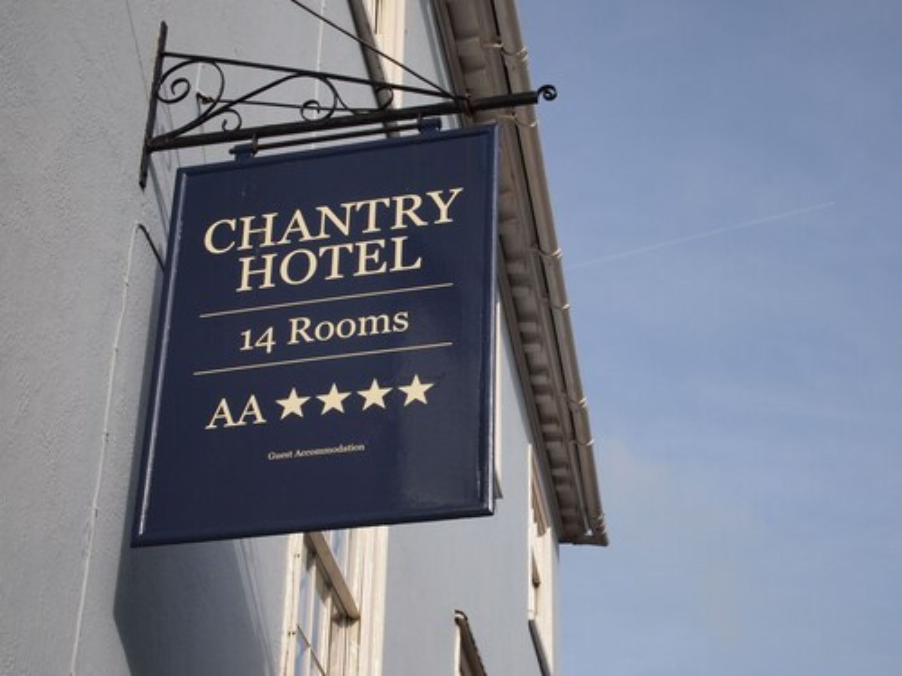 Un cartel del Hotel Chantry que indica 14 habitaciones y una clasificación de la AA.