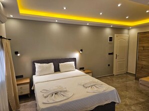 Dreibettzimmer | Minibar, Schreibtisch, Bügeleisen/Bügelbrett, kostenlose Babybetten