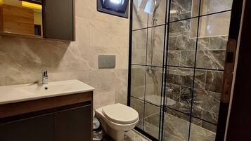 Dreibettzimmer | Badezimmer | Dusche, Haartrockner, Handtücher