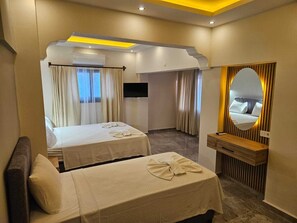 Dreibettzimmer | Minibar, Schreibtisch, Bügeleisen/Bügelbrett, kostenlose Babybetten