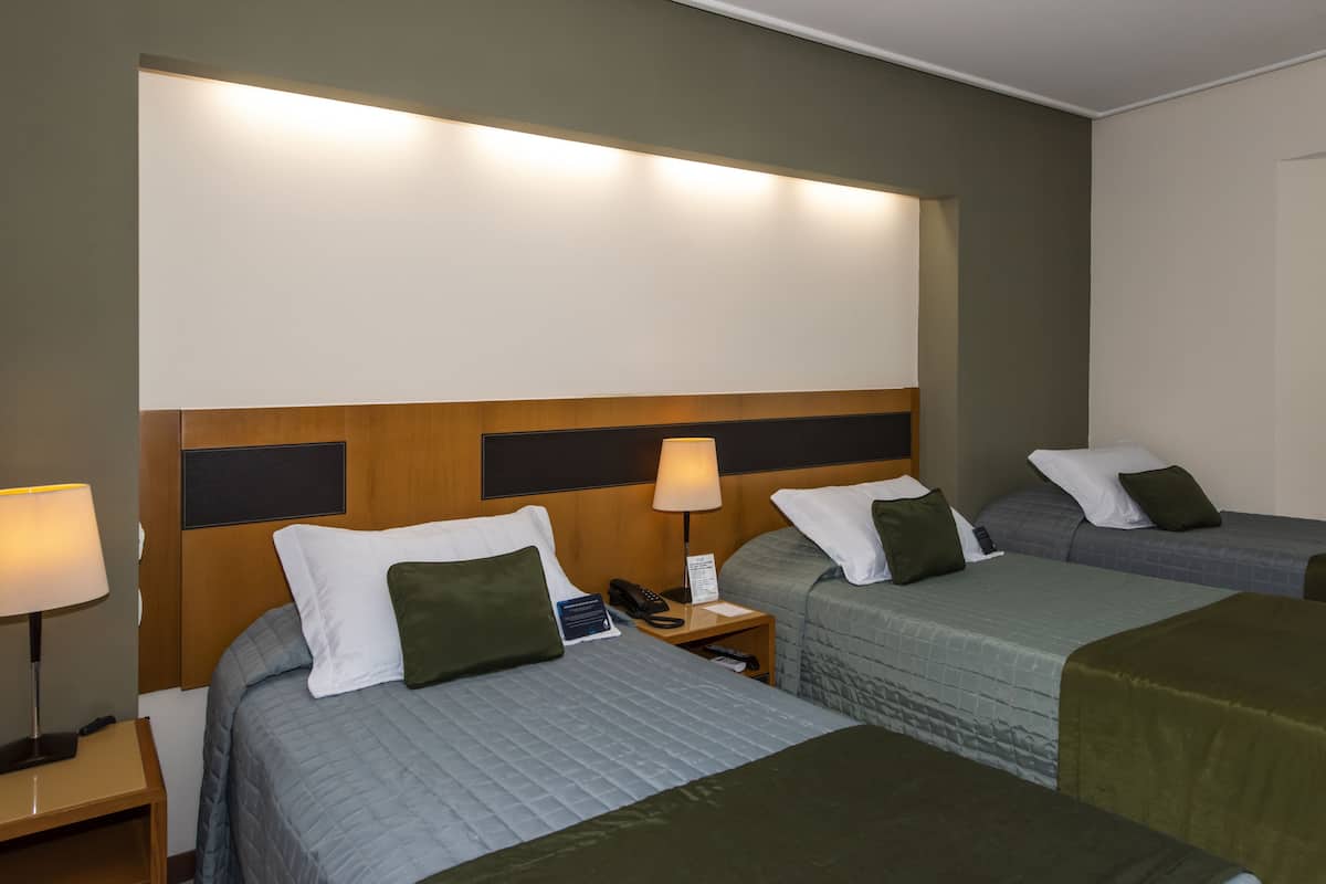 Minibar, caja de seguridad en la habitación y escritorio 