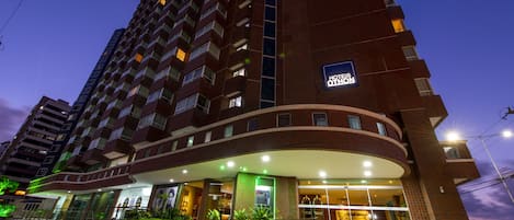 Fachada de la propiedad por la tarde o noche