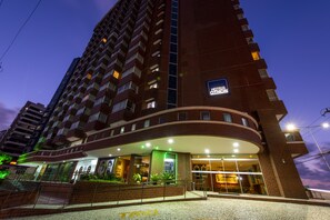 Front of property - evening/night - Othon Suites Natal (Natal)