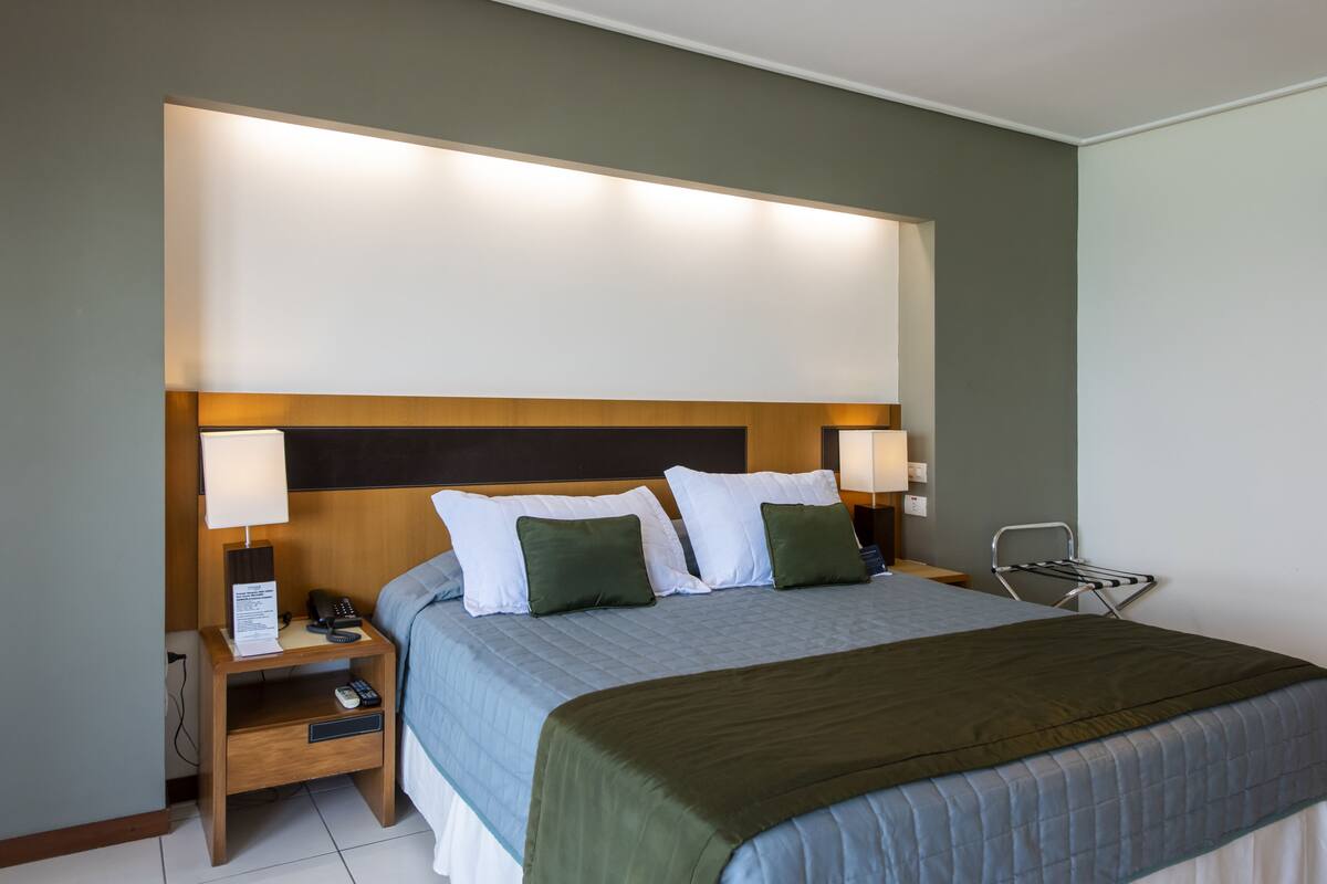 Minibar, caja de seguridad en la habitación y escritorio 
