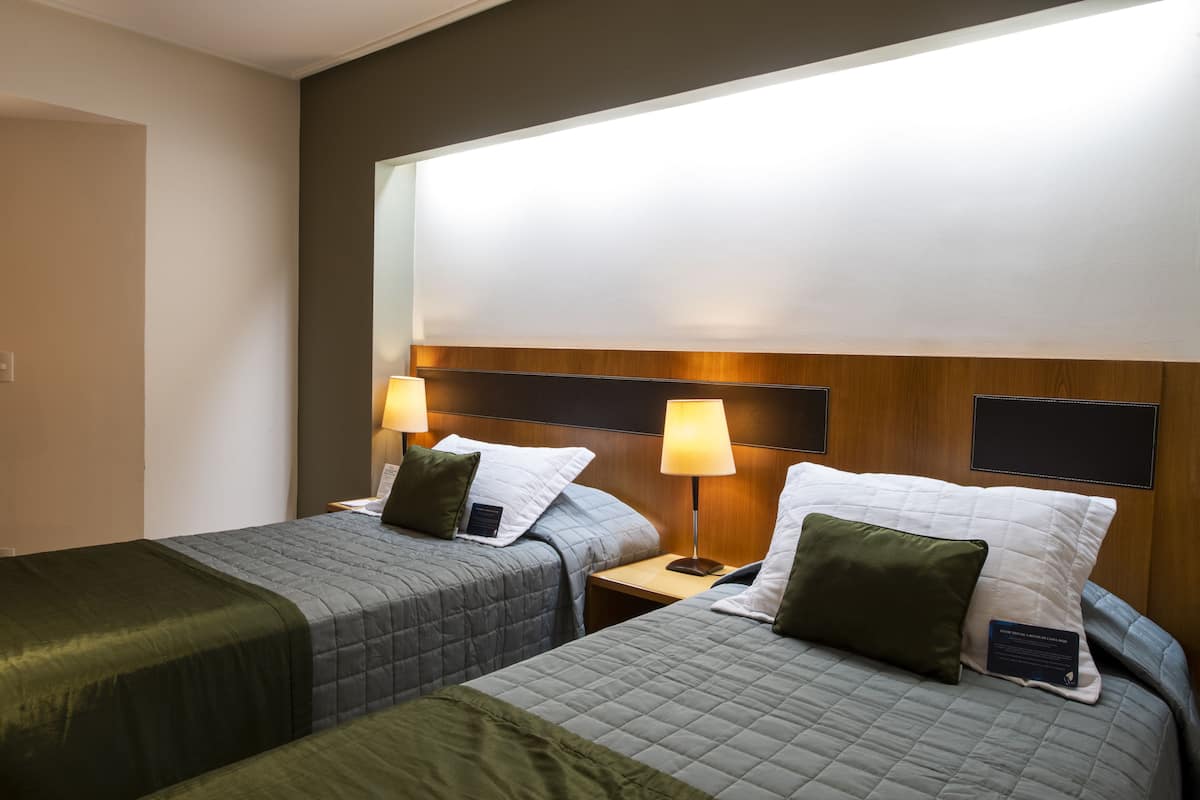 Minibar, caja de seguridad en la habitación y escritorio 