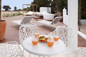 Villa Grand, terraza (hot tub) | Terraza o patio
