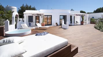 Villa – grand, terrasse (hot tub) | Safe på rommet, blendingsgardiner og barnesenger (inkludert)