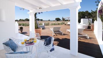 Grand villa, terras (hot tub) | Kameruitzicht