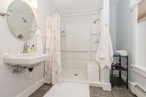 Big Leaf Maple | Bathroom