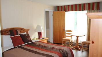 Cabin, 2 Bedrooms (Birch Cabin) | Desk, blackout drapes, iron/ironing board, free WiFi