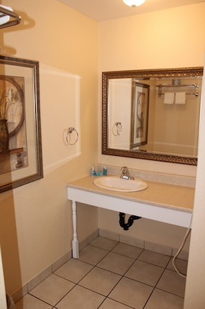 Combined shower/bathtub, free toiletries, towels, soap - Crestwood Inn (Muskoka Lakes)