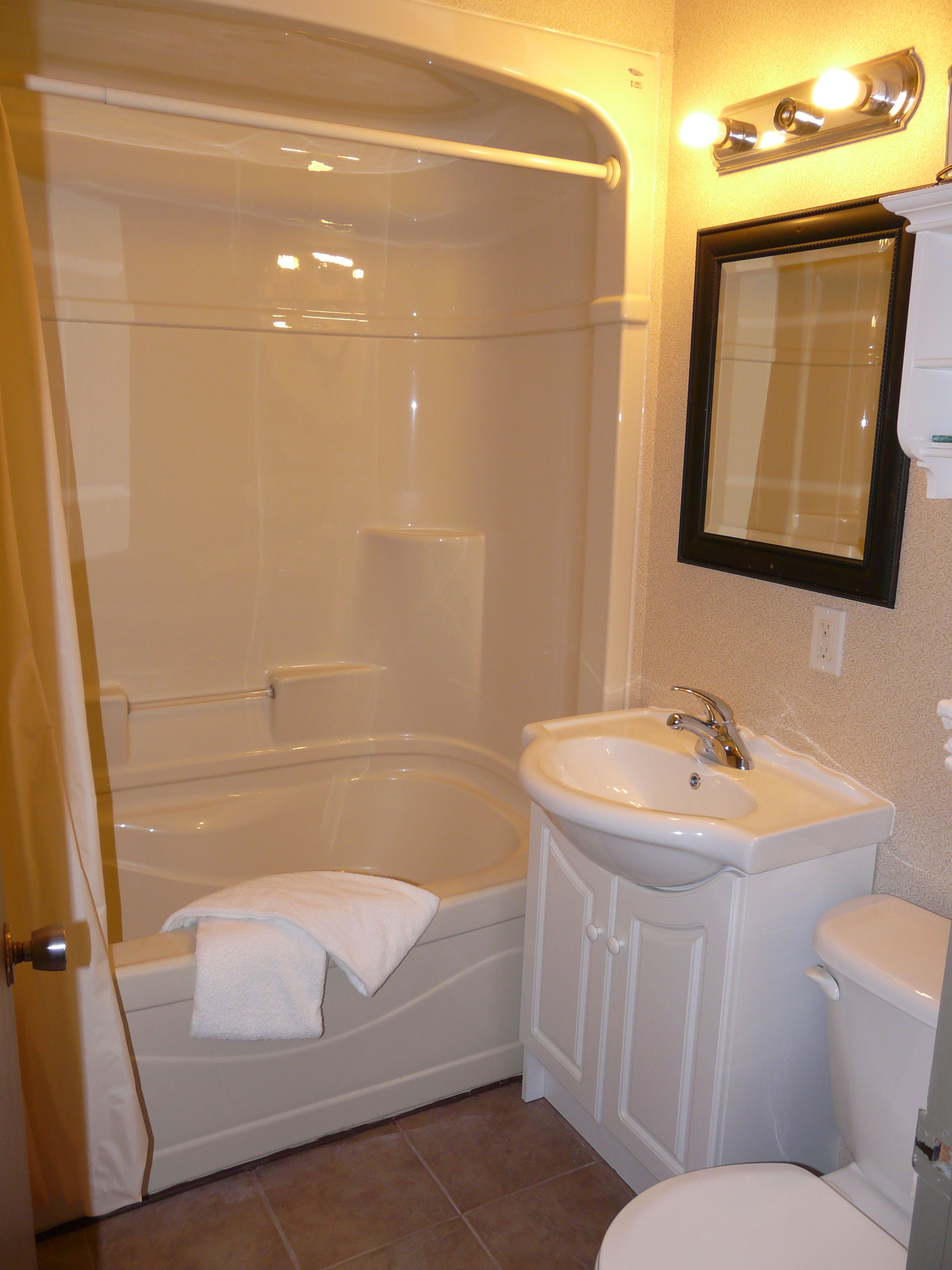 Signature Room, 1 Queen Bed, Patio (Cedar Terrace Suite) | Bathroom | Combined shower/tub, free toiletries, towels, soap