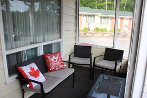 Rom – signature, 1 queensize-seng, terrasse (Cedar Terrace Suite) | Skrivebord, blendingsgardiner, strykejern/-brett og wi-fi (inkludert)