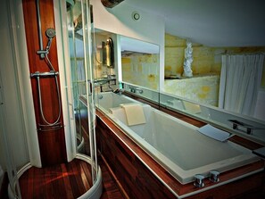 Luxury Double Room, Ensuite, Park View (Chambre Blanche) | Bathroom | Free toiletries, hair dryer, bathrobes, towels - Petit Garros (Fronsac)