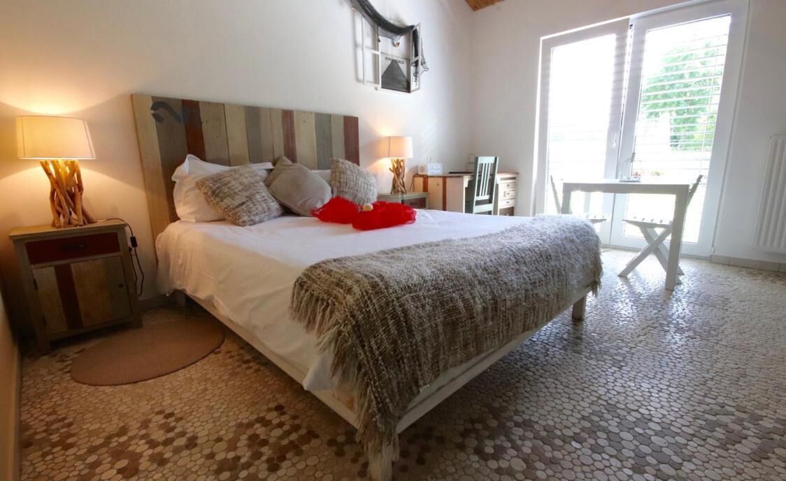 1 bedroom, individually decorated, individually furnished