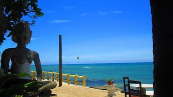 En la playa, camastros, snorkel y kayaks