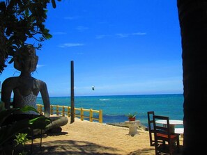 En la playa, camastros, snorkel y kayaks 