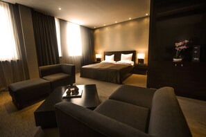 Chambre Premium, bain à remous | Coin séjour