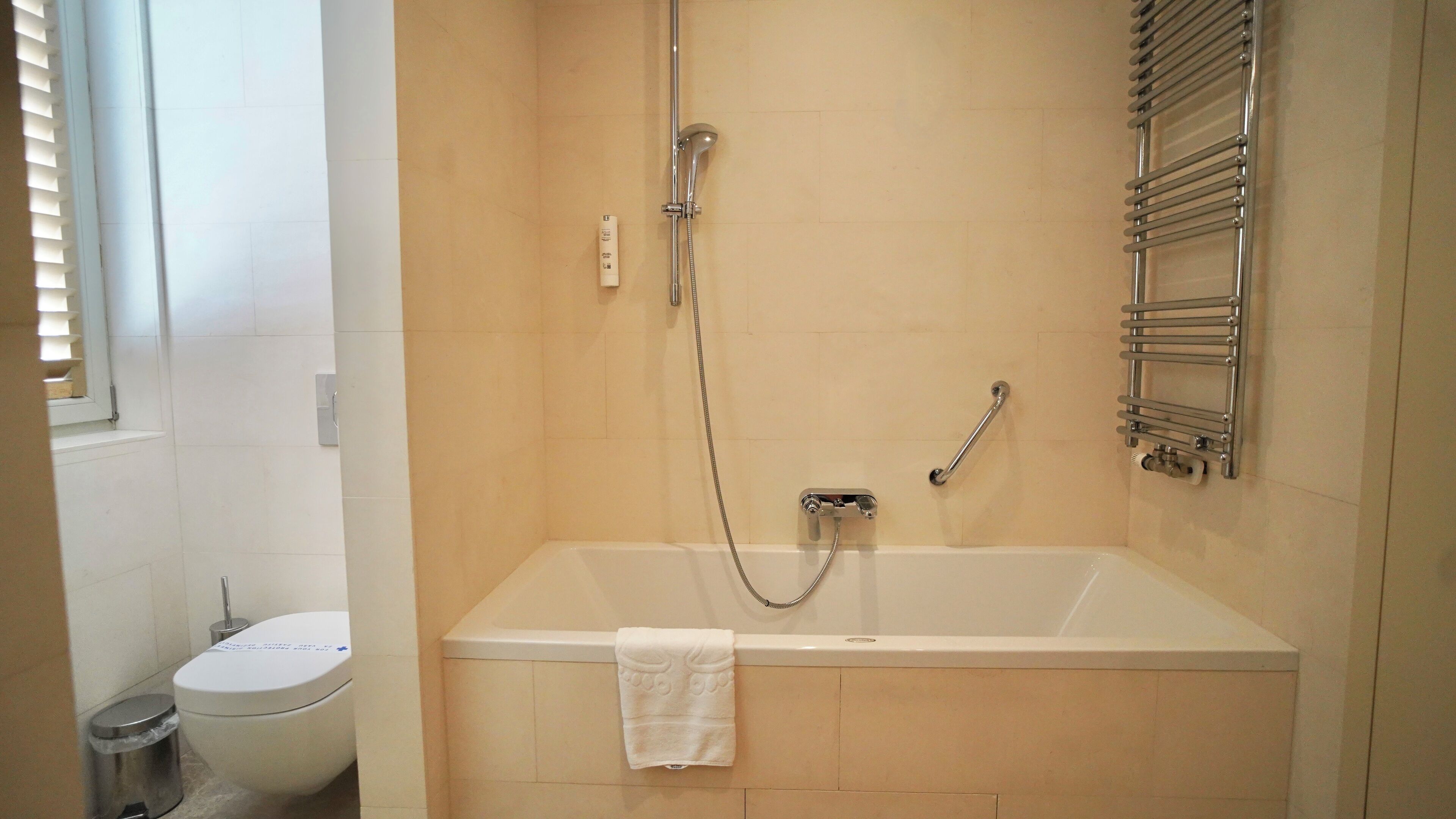 Un baño con bañera, inodoro y ducha.