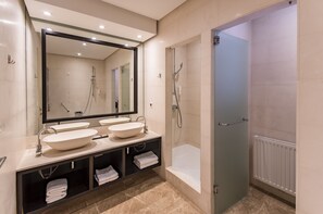 Deluxe Double Room (3 people) | Badkamer | Een douche, gratis toiletartikelen, een haardroger, handdoeken