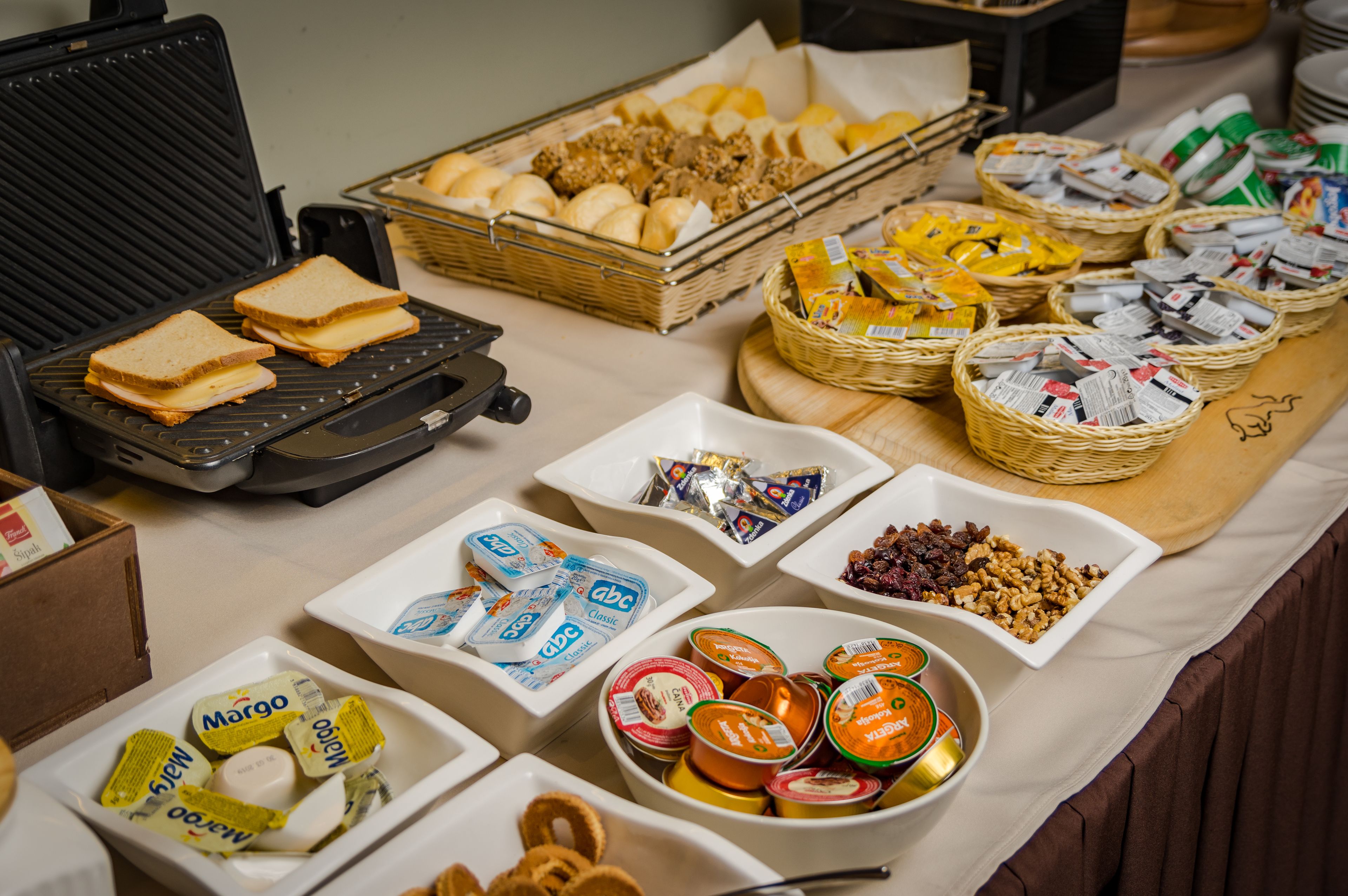 بوفيه فطور مجانًا يوميًا