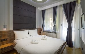 Premium bedding, desk, blackout drapes, iron/ironing board - Central Park Residence (Belgrade)