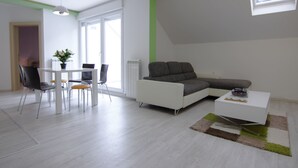 Duplex Two-Bedroom Apartment with Terrace | 거실 공간 | 평면 TV, 바닥 난방/온돌