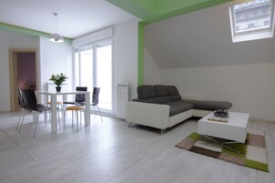 Duplex Two-Bedroom Apartment with Terrace | Wohnbereich | Flachbildfernseher, Fußbodenheizung