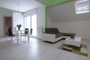 Duplex Two-Bedroom Apartment with Terrace | Área de estar | TV de tela plana, pisos aquecidos