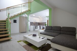 Televisión de pantalla plana, piso con calefacción