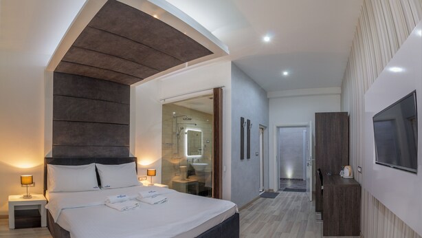 Special Offer - Double Room with Round Airport Transfer | 고급 침구, 책상, 암막 커튼, 다리미/다리미판