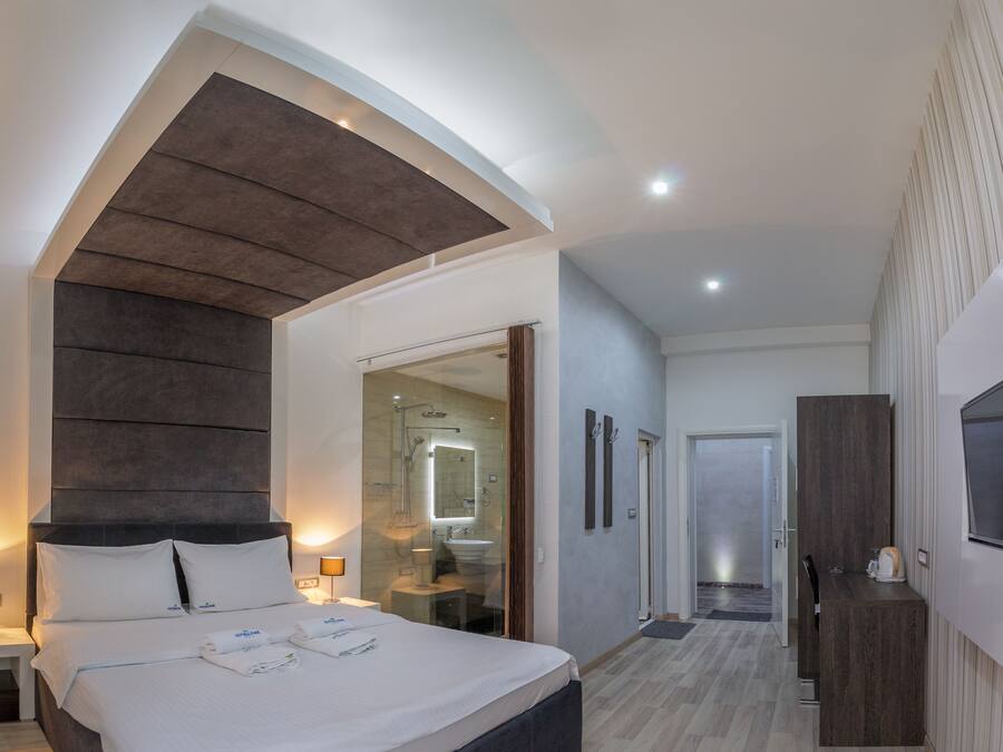 Special Offer - Double Room with Round Airport Transfer | Roupas de cama premium, escrivaninha, cortinas blackout
