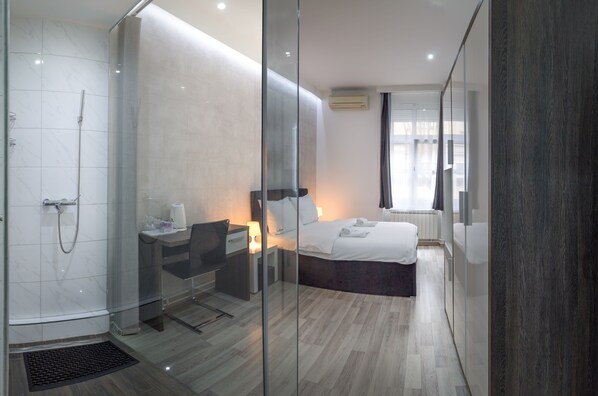 Special Offer - Double Room with Round Airport Transfer | 高級寢具、書桌、遮光布/窗簾、熨斗/熨衣板