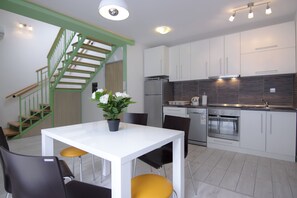 Duplex Two-Bedroom Apartment with Terrace | 房內用餐區