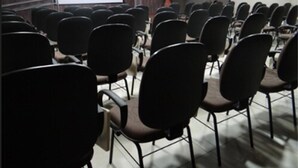 A conference room with rows of chairs facing a white projection screen. - Bravo City Hotel Dourados (Dourados)