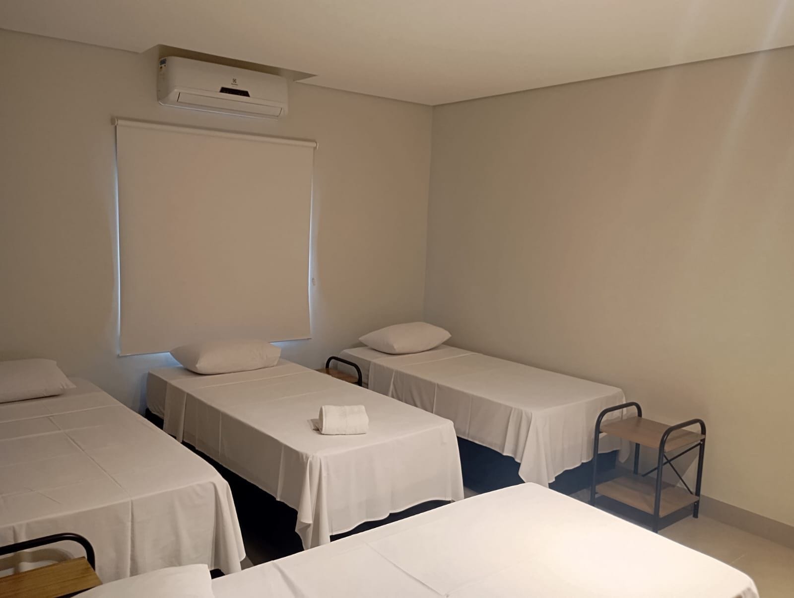 Quarto quádruplo econômico | Frigobar, cortinas blackout, Wi-Fi de cortesia, roupa de cama
