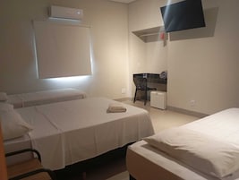 Habitación cuádruple económica | Minibar, cortinas opacas, wifi gratis y ropa de cama