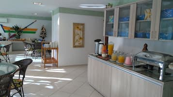 Free continental breakfast on weekdays