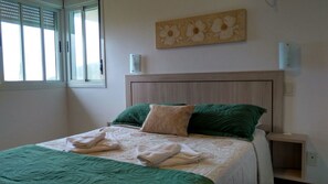 خزنة داخل الغرفة ومكتب وستائر تعتيم وواي فاي مجانًا