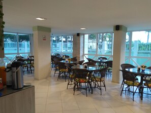 Free continental breakfast on weekdays - Brava Apart Hotel (Florianópolis)