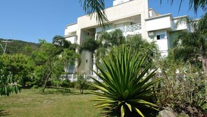 A modern building with a flat roof and a balcony. - Brava Apart Hotel (Florianópolis)