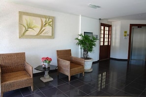 Área de estar no saguão