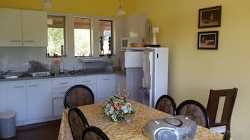 Family House, 3 Bedrooms, Terrace | In-room dining