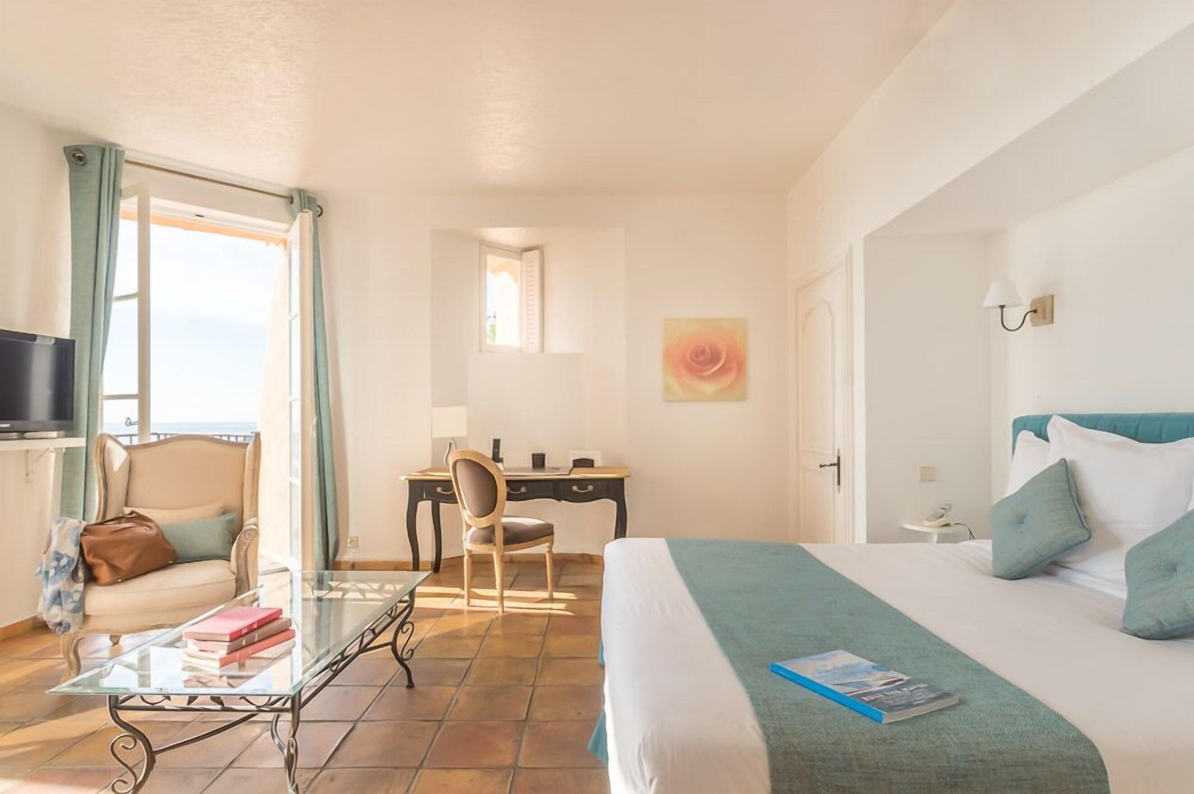 Minibar, caja fuerte, escritorio y sistema de insonorización