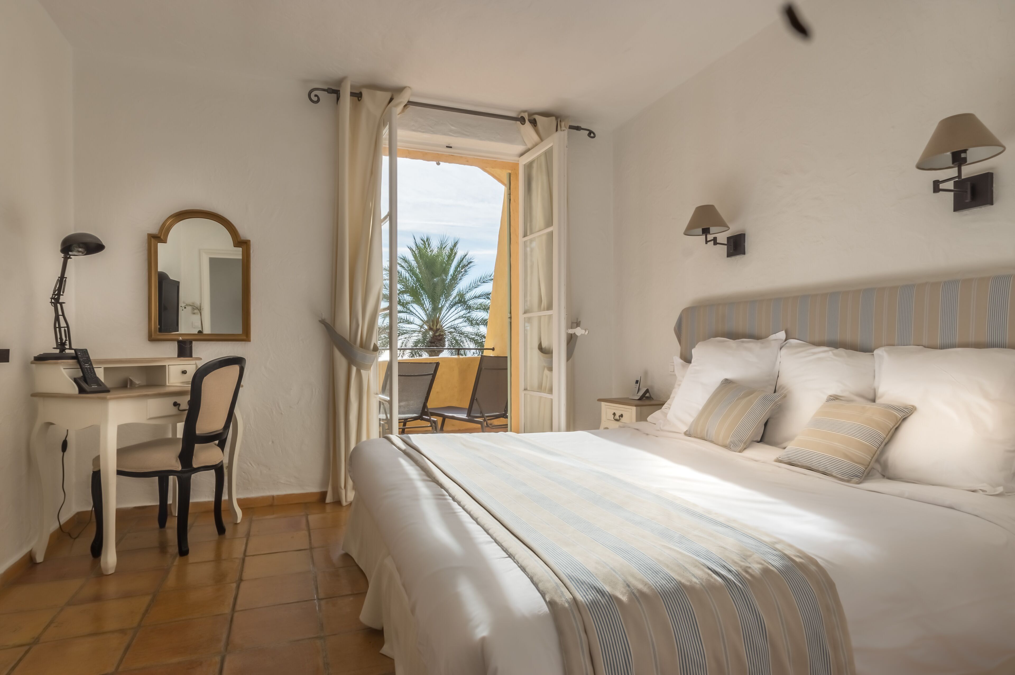 Minibar, caja fuerte, escritorio y sistema de insonorización