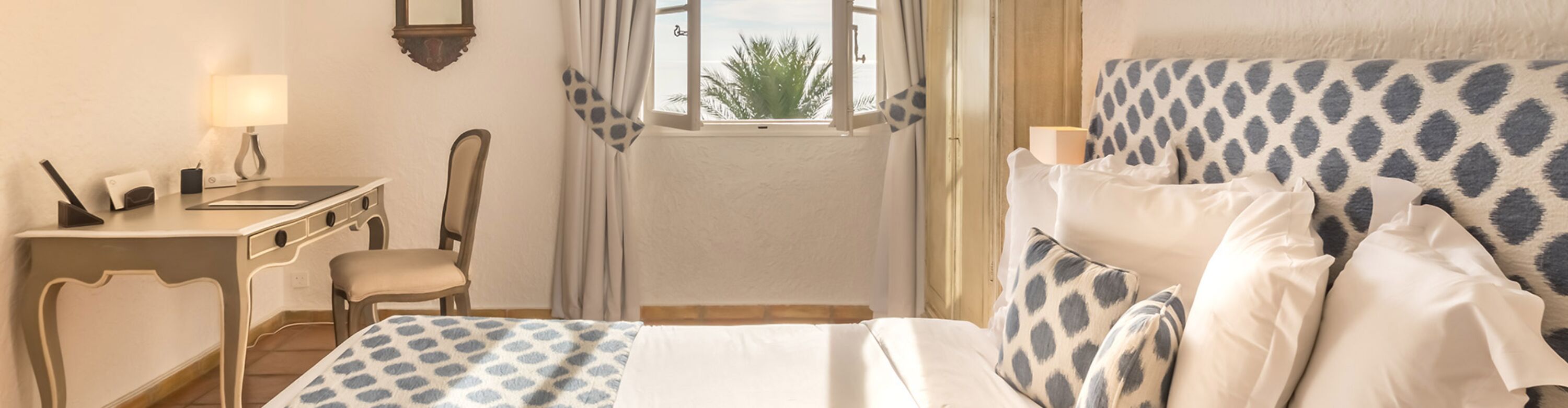 classic double room | 1 bedroom, minibar, in-room safe, desk