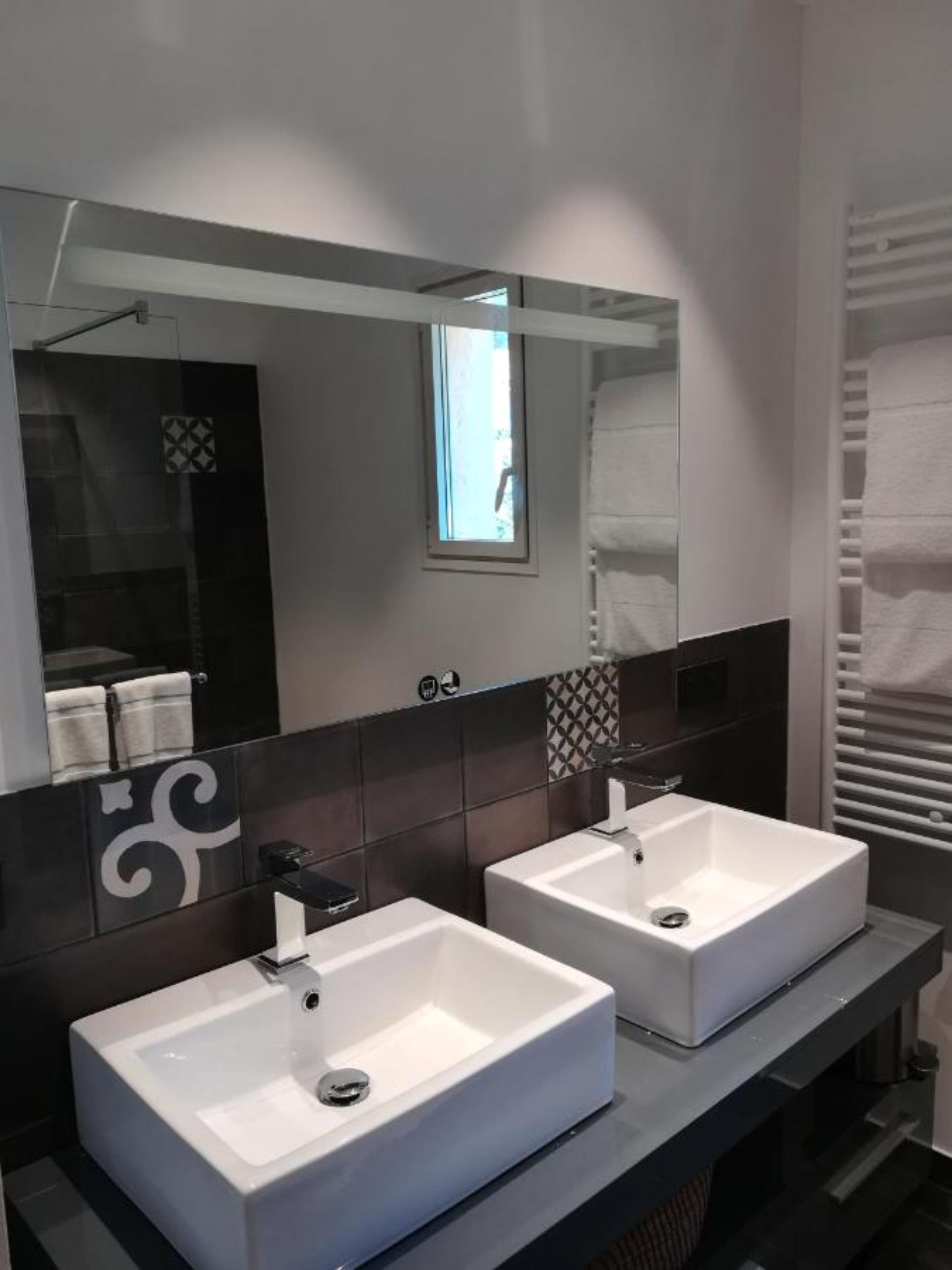 classic double room | bathroom | free toiletries, hair dryer, slippers, towels